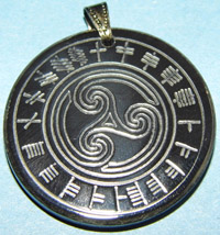 Anhänger- Amulett-Triskele mit Ogham Anhänger- Amulett-Triskele mit Ogham